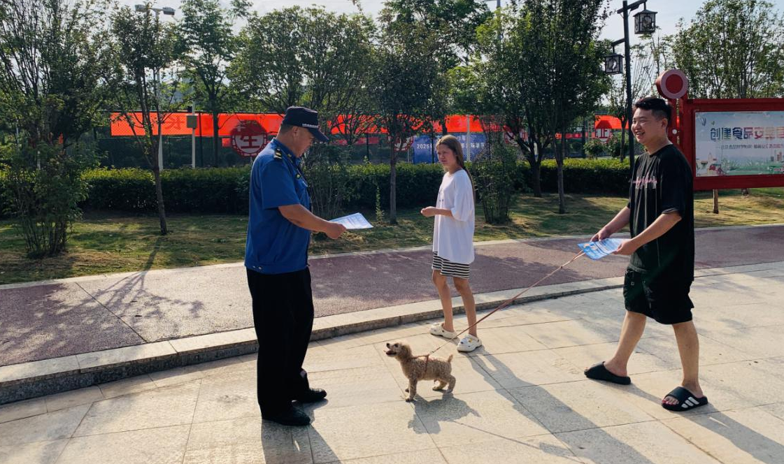 内乡城管：“文明养犬，从“绳”开始，公园宣传活动暖