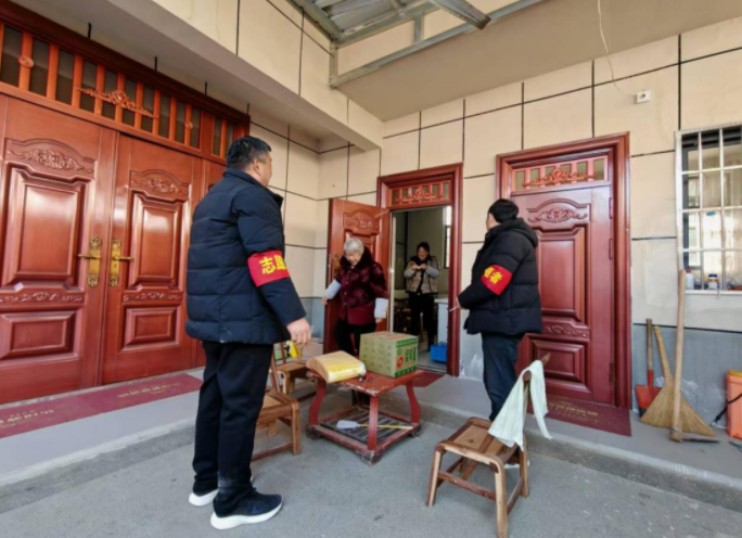 余关镇：暖冬志愿行动 关爱高龄老人