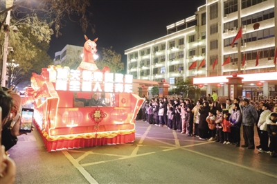 花车巡游 一城彩灯映团圆