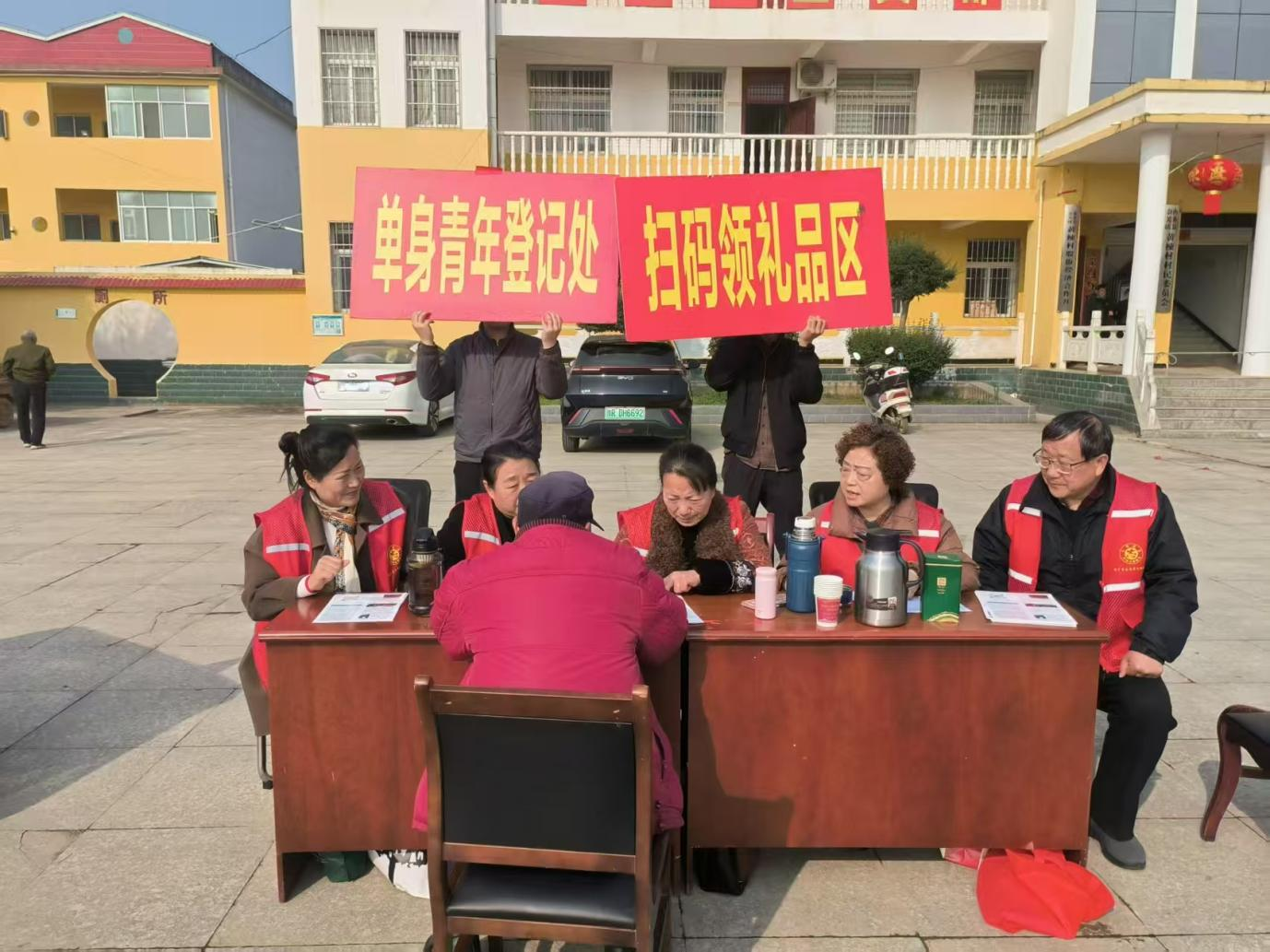 内乡县余关镇：物资交流聚人气 公益红娘牵良缘